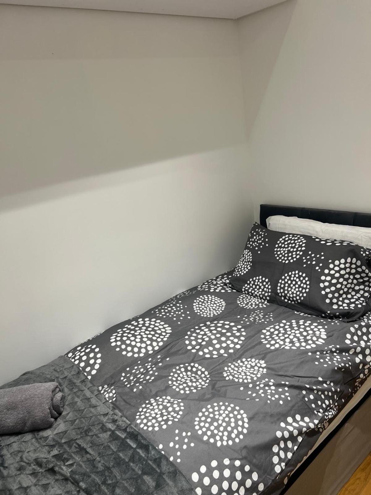 Good Priced Single Rooms In Northolt Екстериор снимка