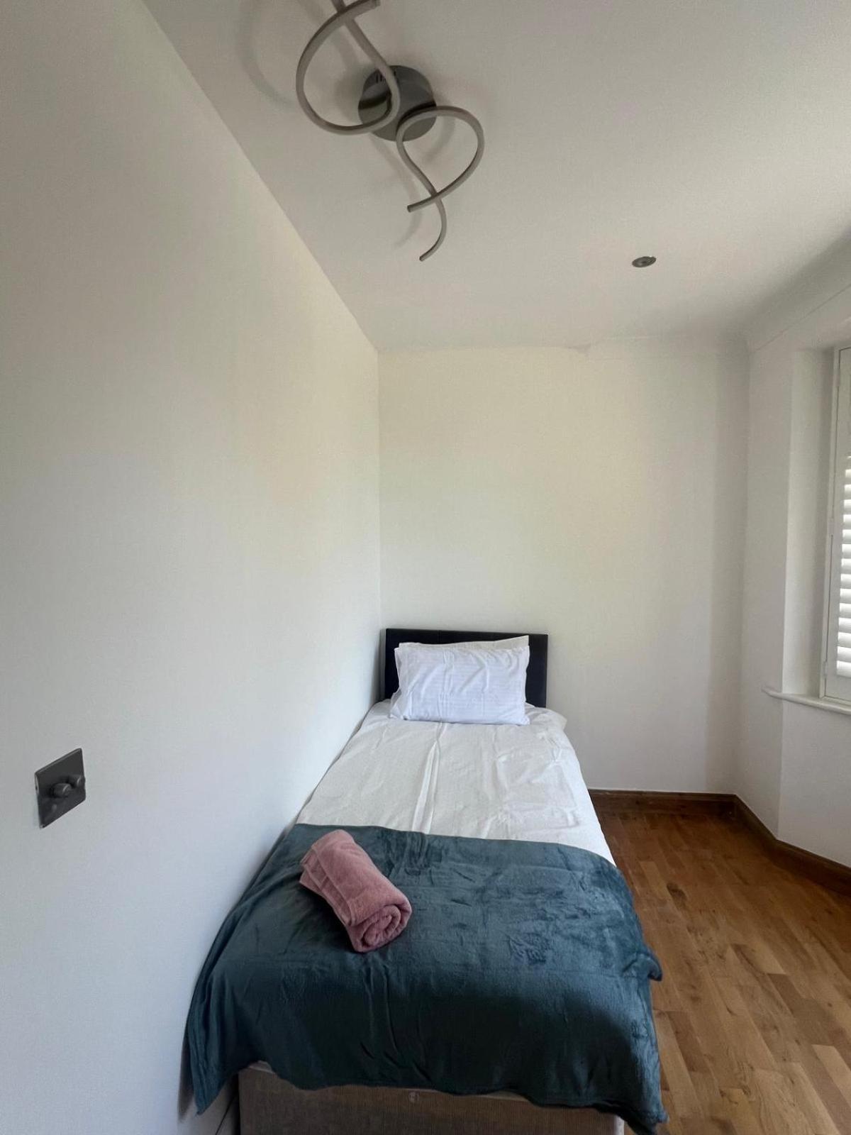 Good Priced Single Rooms In Northolt Екстериор снимка