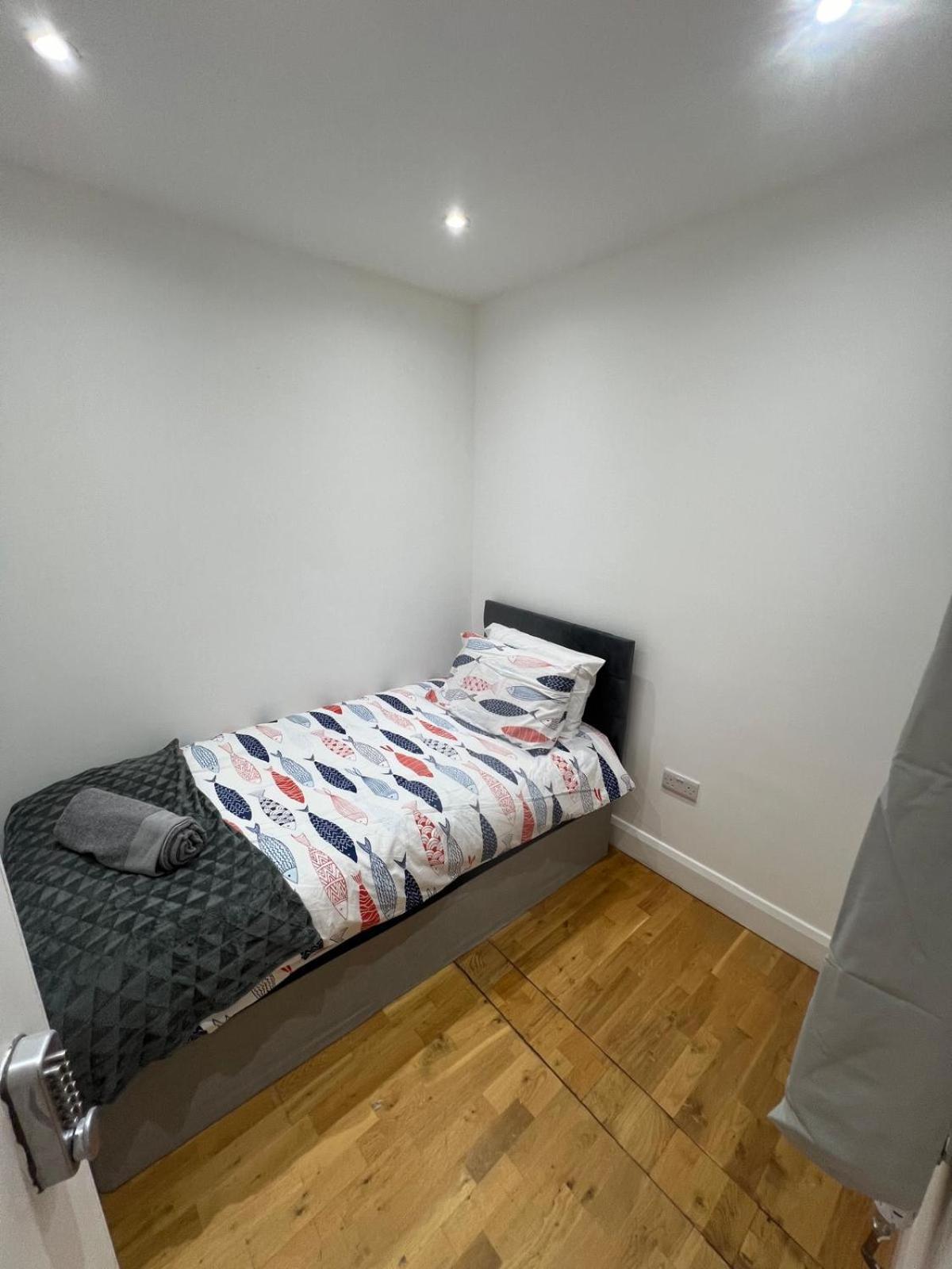 Good Priced Single Rooms In Northolt Екстериор снимка